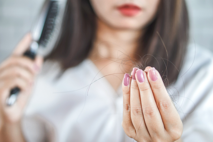 بررسی علل ریزش مو و درمان‌های موجود
